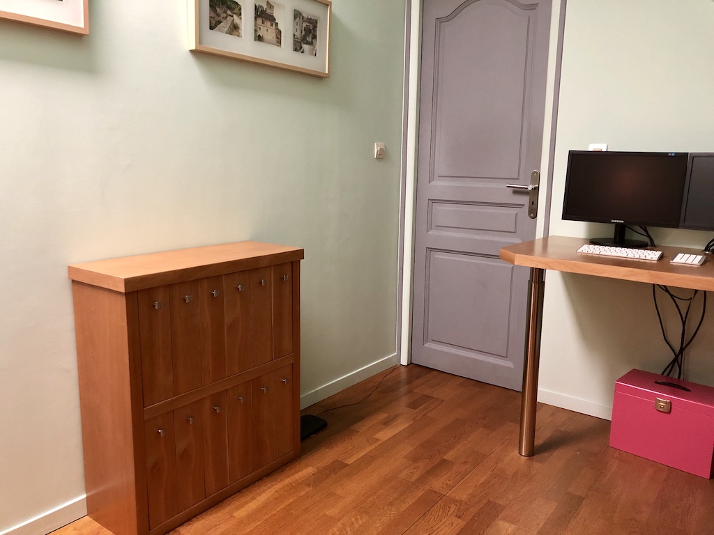 Bureau sur-mesure plaqué bois (prises et passe-cables intégrés)