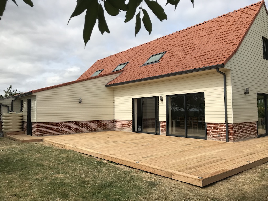 Pose de terrasse en bois sur plots
( prises de sols et éclairage intégrés )