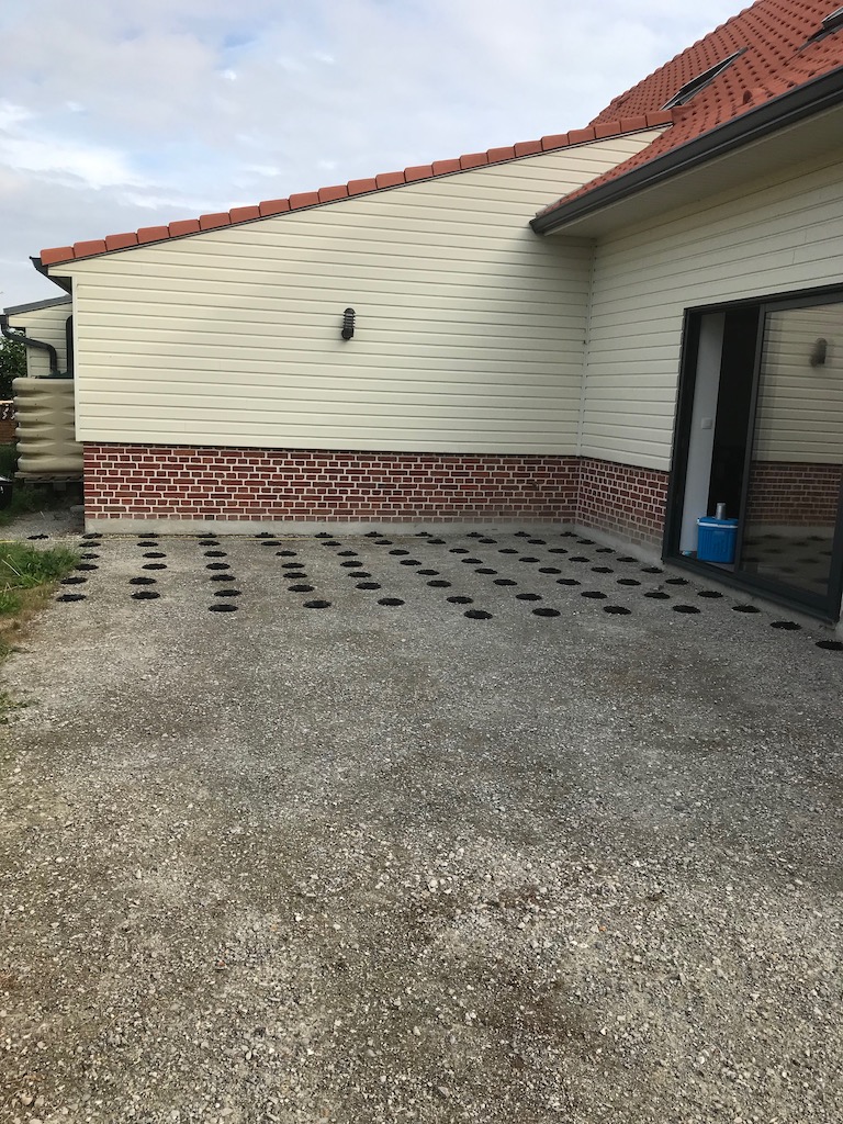 Pose de terrasse en bois sur plots
( prises de sols et éclairage intégrés )