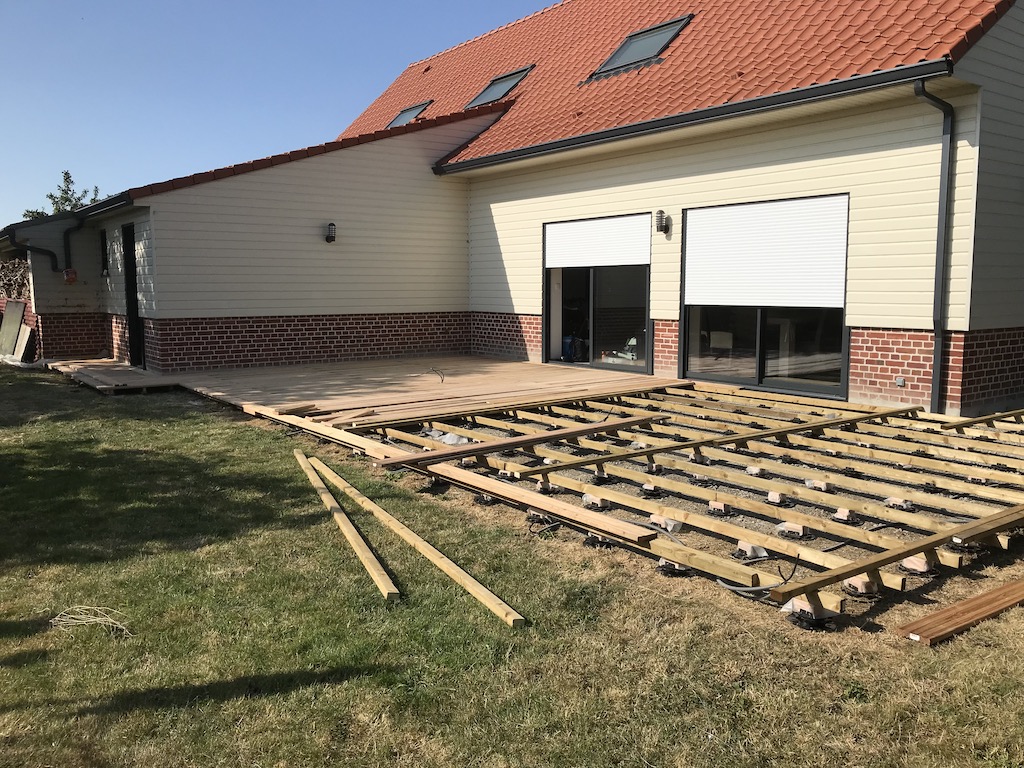 Pose de terrasse en bois sur plots
( prises de sols et éclairage intégrés )