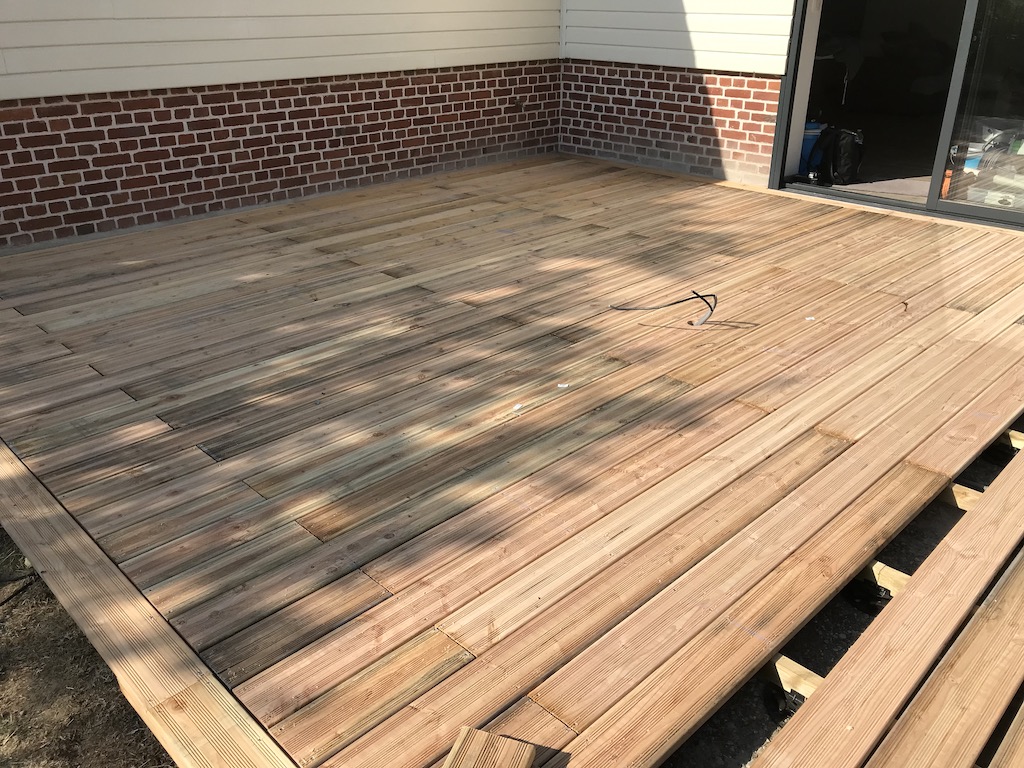 Pose de terrasse en bois sur plots
( prises de sols et éclairage intégrés )