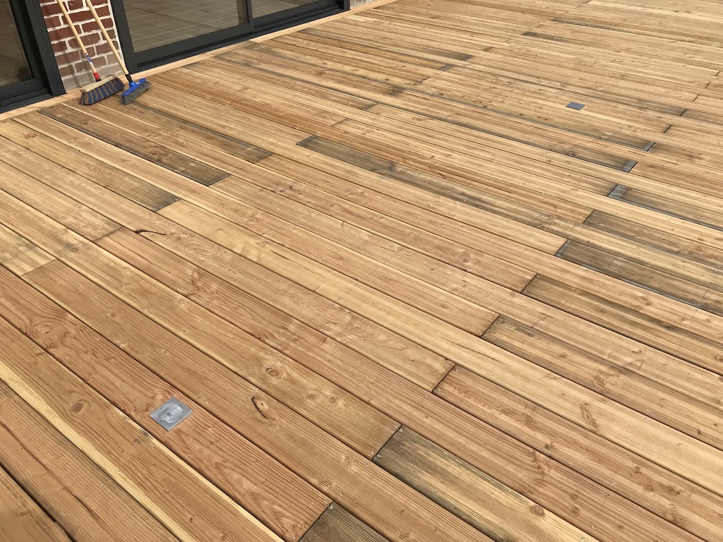 Pose de terrasse en bois sur plots
( prises de sols et éclairage intégrés )