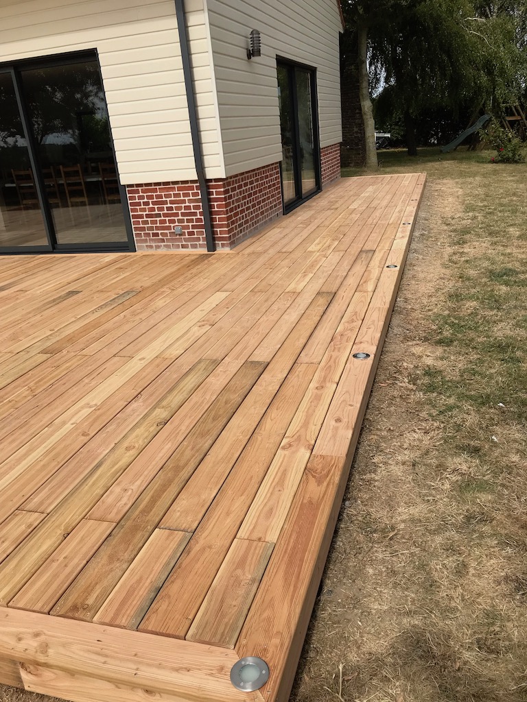 Pose de terrasse en bois sur plots
( prises de sols et éclairage intégrés )