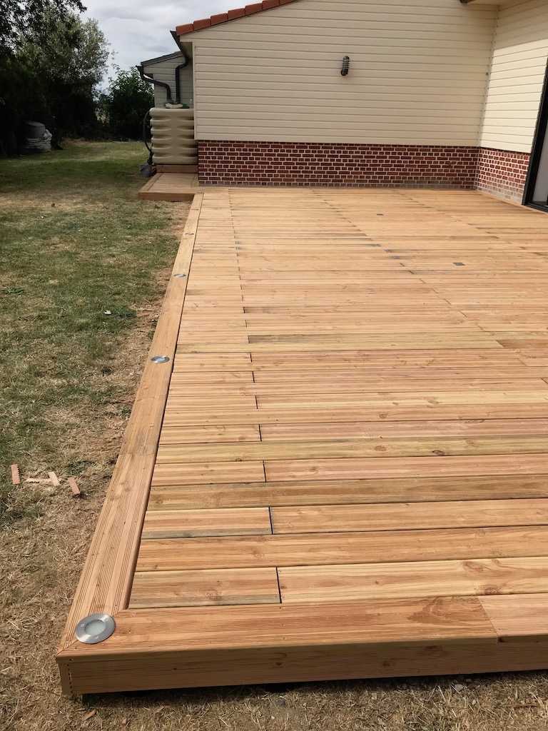 Pose de terrasse en bois sur plots
( prises de sols et éclairage intégrés )